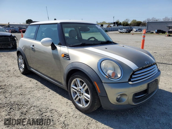 2011 MINI Hardtop z VIN WMWSU3C50BT182450, wystawiony jako Copart lot #48638415 z przebiegiem 119 471 mil mil oraz Czysty tytuł • Clean title. Historia ofert i sprzedaży dostępna na DreamBid. Obrazek 4.