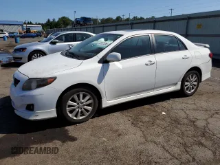 2010 Toyota Corolla z VIN 2T1BU4EE5AC287724, wystawiony jako Copart lot #62121255 z przebiegiem 94 622 mil mil oraz Szkoda całkowita • Salvage title. Historia ofert i sprzedaży dostępna na DreamBid. Obrazek 1.