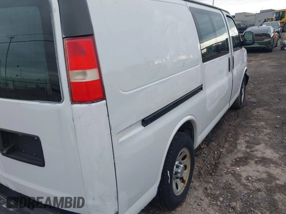 2013 Chevrolet Express Cargo z VIN 1GCSGAFX0D1171717, wystawiony jako IAAI lot #41996946 z przebiegiem 198 354 mil mil oraz . Historia ofert i sprzedaży dostępna na DreamBid. Obrazek 18.