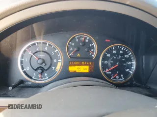 2015 Nissan Armada SV z VIN 5N1BA0ND8FN616053, wystawiony jako Copart lot #88253385 z przebiegiem 211 004 mil mil oraz Szkoda całkowita • Salvage title. Historia ofert i sprzedaży dostępna na DreamBid. Obrazek 9.