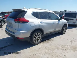 2017 Nissan Rogue SV z VIN 5N1AT2MN5HC730098, wystawiony jako IAAI lot #42033390 z przebiegiem 91 755 mil mil oraz . Historia ofert i sprzedaży dostępna na DreamBid. Obrazek 4.