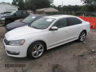 2014 Volkswagen Passat SEL Premium z VIN 1VWCN7A32EC061384, wystawiony jako IAAI lot #42210170 z przebiegiem 152 836 mil mil oraz . Historia ofert i sprzedaży dostępna na DreamBid. Obrazek 2.