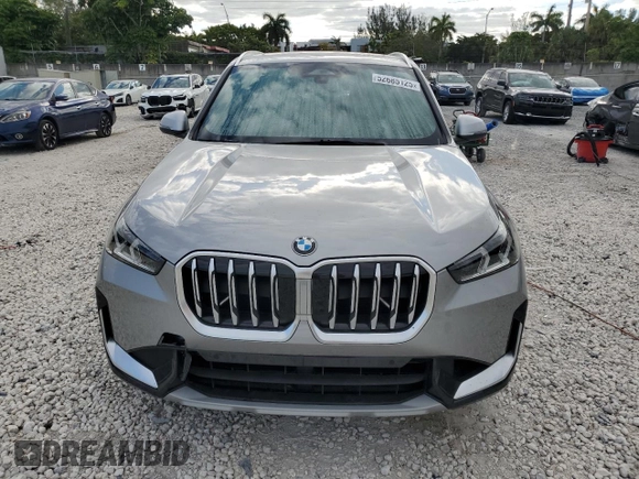 2024 BMW X1 xDrive28i z VIN WBX73EF05R5Z49203, wystawiony jako Copart lot #52685125 z przebiegiem Nie podano mil oraz Nie do naprawy • Non repairable. Historia ofert i sprzedaży dostępna na DreamBid. Obrazek 5.