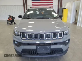 2024 Jeep Compass Latitude с VIN 3C4NJDBN2RT597431, выставлен на аукционе Copart как лот 65792995 с пробегом 26 976 миль миль и Чистый • Clean title. История ставок и продаж доступна на DreamBid. Изображение 5.