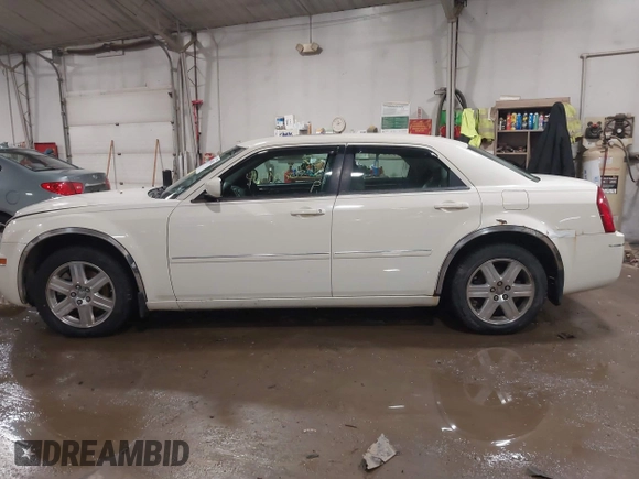 2006 Chrysler 300 Touring with VIN 2C3LK53G76H518015, listed as a IAAI auction lot 41440502 with 117,789 mi miles. Bid and sale history available at carsss.com. Image 14.