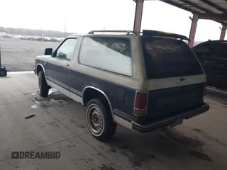 1987 Chevrolet Blazer z VIN 1GNCT18R3H0152807, wystawiony jako IAAI lot #41850727 z przebiegiem 96 276 mil mil oraz . Historia ofert i sprzedaży dostępna na DreamBid. Obrazek 3.