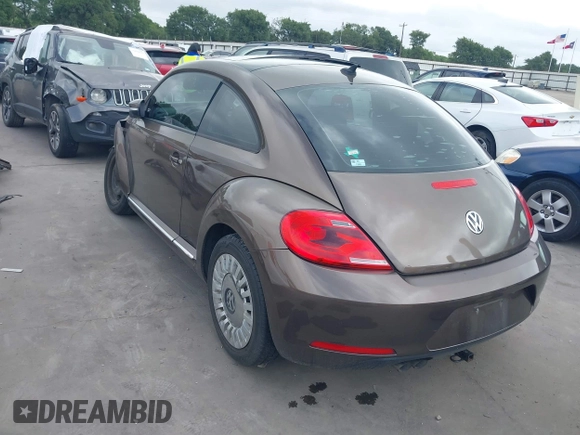 2013 Volkswagen Beetle 2.5L z VIN 3VWHX7AT0DM685648, wystawiony jako IAAI lot #42648849 z przebiegiem 118 187 mil mil oraz . Historia ofert i sprzedaży dostępna na DreamBid. Obrazek 3.