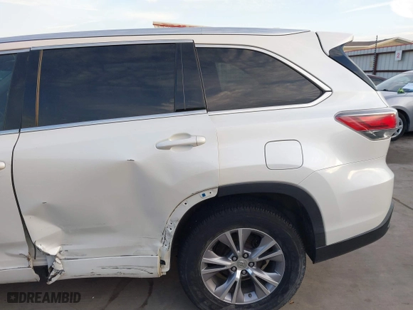 2014 Toyota Highlander XLE with VIN 5TDKKRFH3ES038170, listed as a IAAI auction lot 41740889 with 215,715 mi miles. Bid and sale history available at carsss.com. Image 18.