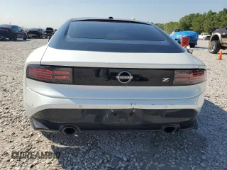 2023 Nissan Z Sport z VIN JN1BZ4AH8PM311031, wystawiony jako Copart lot #71440734 z przebiegiem 32 101 mil mil oraz Szkody całkowita. Historia ofert i sprzedaży dostępna na DreamBid. Obrazek 6.