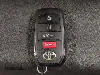 2023 Toyota bZ4X XLE z VIN JTMABACA3PA038951, wystawiony jako IAAI lot #41961433 z przebiegiem 10 261 mil mil oraz . Historia ofert i sprzedaży dostępna na DreamBid. Obrazek 11.