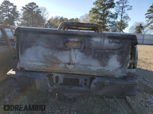 2015 GMC Sierra 3500HD Denali z VIN 1GT424E82FF671807, wystawiony jako Copart lot #38104654 z przebiegiem Nie podano mil oraz Nie do naprawy • Non repairable. Historia ofert i sprzedaży dostępna na DreamBid. Obrazek 6.