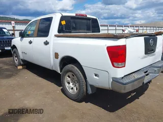 2005 Nissan Titan LE z VIN 1N6AA07BX5N505236, wystawiony jako IAAI lot #42315873 z przebiegiem 346 291 mil mil oraz . Historia ofert i sprzedaży dostępna na DreamBid. Obrazek 3.