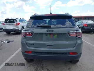 2024 Jeep Compass Latitude z VIN 3C4NJDBN4RT578170, wystawiony jako IAAI lot #42237990 z przebiegiem 17 265 mil mil oraz . Historia ofert i sprzedaży dostępna na DreamBid. Obrazek 17.