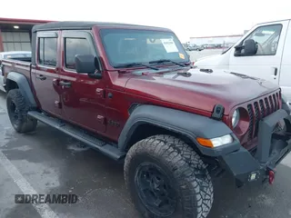 2021 Jeep Gladiator Sport S z VIN 1C6JJTAG1ML517687, wystawiony jako IAAI lot #41012369 z przebiegiem 46 253 mil mil oraz . Historia ofert i sprzedaży dostępna na DreamBid. Obrazek 1.
