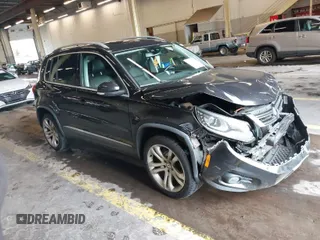 2013 Volkswagen Tiguan SE z VIN WVGAV3AX7DW572779, wystawiony jako IAAI lot #40756113 z przebiegiem 118 922 mil mil oraz . Historia ofert i sprzedaży dostępna na DreamBid. Obrazek 1.