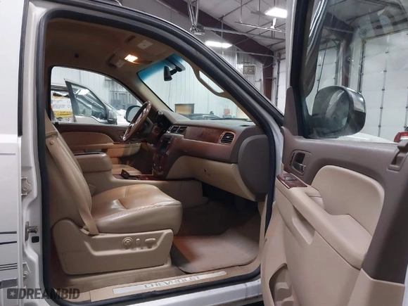 2010 Chevrolet Avalanche LTZ with VIN 3GNVKGE01AG147384, listed as a IAAI auction lot 41377747 with 319,606 mi miles. Bid and sale history available at carsss.com. Image 5.