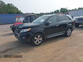 2013 Kia Sorento EX z VIN 5XYKU4A22DG364988, wystawiony jako IAAI lot #42391851 z przebiegiem 221 693 mil mil oraz . Historia ofert i sprzedaży dostępna na DreamBid. Obrazek 19.