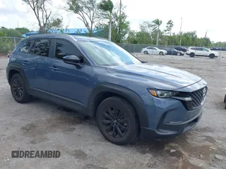 2024 Mazda CX-50 S Select z VIN 7MMVABAMXRN191832, wystawiony jako IAAI lot #41946922 z przebiegiem 15 850 mil mil oraz . Historia ofert i sprzedaży dostępna na DreamBid. Obrazek 1.