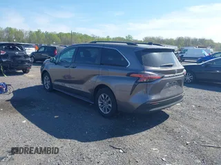 2021 Toyota Sienna LE z VIN 5TDKSKFCXMS031520, wystawiony jako IAAI lot #42080878 z przebiegiem 66 336 mil mil oraz . Historia ofert i sprzedaży dostępna na DreamBid. Obrazek 3.