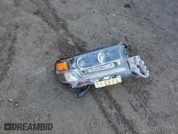 2020 Toyota Land Cruiser z VIN JTMCY7AJ4L4088909, wystawiony jako Copart lot #42312505 z przebiegiem 32 665 mil mil oraz Szkoda całkowita • Salvage title. Historia ofert i sprzedaży dostępna na DreamBid. Obrazek 13.