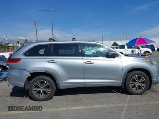 2018 Toyota Highlander LE z VIN 5TDBZRFH2JS838268, wystawiony jako IAAI lot #41540323 z przebiegiem 151 773 mil mil oraz . Historia ofert i sprzedaży dostępna na DreamBid. Obrazek 18.