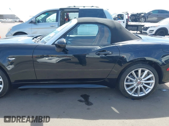 2019 FIAT 124 Spider Lusso z VIN JC1NFAEK6K0143183, wystawiony jako IAAI lot #42173832 z przebiegiem 3 574 mil mil oraz . Historia ofert i sprzedaży dostępna na DreamBid. Obrazek 14.