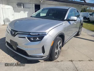 2023 VinFast VF 8 Eco z VIN RLLV1AEB5PH002749, wystawiony jako Copart lot #49404135 z przebiegiem 5616 mil mil oraz Szkody całkowita. Historia ofert i sprzedaży dostępna na DreamBid. Obrazek 1.