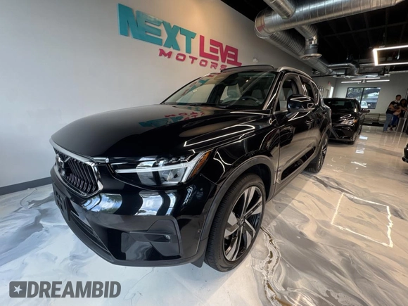 2024 Volvo XC40 Plus Bright Theme z VIN YV4L12UE6R2216347, wystawiony jako Copart lot #53724375 z przebiegiem 11 885 mil mil oraz Czysty tytuł • Clean title. Historia ofert i sprzedaży dostępna na DreamBid. Obrazek 2.