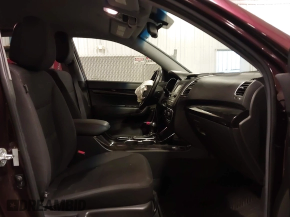 2014 Kia Sorento LX z VIN 5XYKTCA67EG541133, wystawiony jako IAAI lot #42335504 z przebiegiem 83 584 mil mil oraz . Historia ofert i sprzedaży dostępna na DreamBid. Obrazek 5.