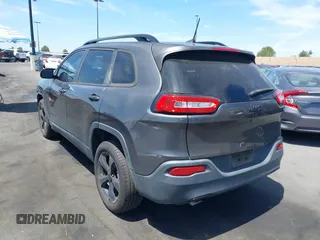 2018 Jeep Cherokee Latitude Tech Connect z VIN 1C4PJLCB8JD568422, wystawiony jako IAAI lot #42076237 z przebiegiem 88 382 mil mil oraz . Historia ofert i sprzedaży dostępna na DreamBid. Obrazek 14.