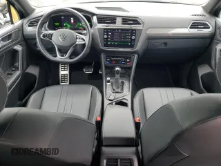 2023 Volkswagen Tiguan SE R-Line Black z VIN 3VVCB7AXXPM033818, wystawiony jako Copart lot #48759425 z przebiegiem 24 260 mil mil oraz Szkoda całkowita • Salvage title. Historia ofert i sprzedaży dostępna na DreamBid. Obrazek 8.