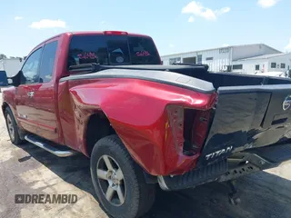 2006 Nissan Titan SE z VIN 1N6BA06B76N526911, wystawiony jako IAAI lot #42568371 z przebiegiem 215 140 mil mil oraz . Historia ofert i sprzedaży dostępna na DreamBid. Obrazek 3.