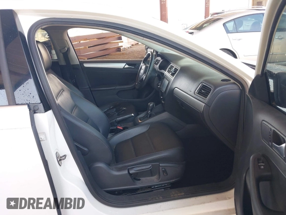 2013 Volkswagen Jetta SE z VIN 3VWDP7AJ5DM374598, wystawiony jako IAAI lot #42498082 z przebiegiem 144 285 mil mil oraz . Historia ofert i sprzedaży dostępna na DreamBid. Obrazek 5.