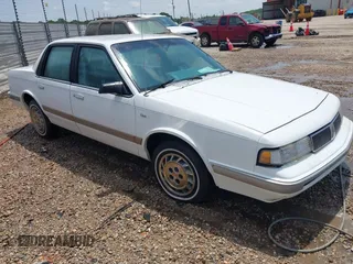 1996 Oldsmobile Cutlass Ciera 1SA VX5 z VIN 1G3AJ55MXT6302925, wystawiony jako IAAI lot #42310514 z przebiegiem 130 963 mil mil oraz . Historia ofert i sprzedaży dostępna na DreamBid. Obrazek 1.