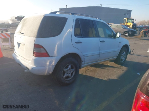 2000 Mercedes-Benz M-Class with VIN 4JGAB54E7YA151596, listed as a IAAI auction lot 40998156 with 216,873 mi miles. Bid and sale history available at carsss.com. Image 4.