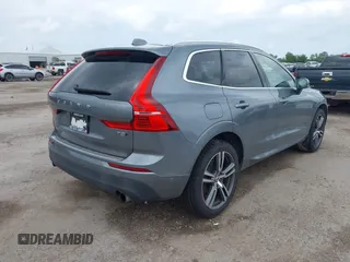 2018 Volvo XC60 Momentum z VIN LYV102RK1JB079168, wystawiony jako IAAI lot #42115403 z przebiegiem 58 377 mil mil oraz . Historia ofert i sprzedaży dostępna na DreamBid. Obrazek 4.