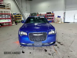 2018 Chrysler 300 S z VIN 2C3CCABG0JH227307, wystawiony jako Copart lot #52359835 z przebiegiem 141 832 mil mil oraz Szkoda całkowita • Salvage title. Historia ofert i sprzedaży dostępna na DreamBid. Obrazek 10.