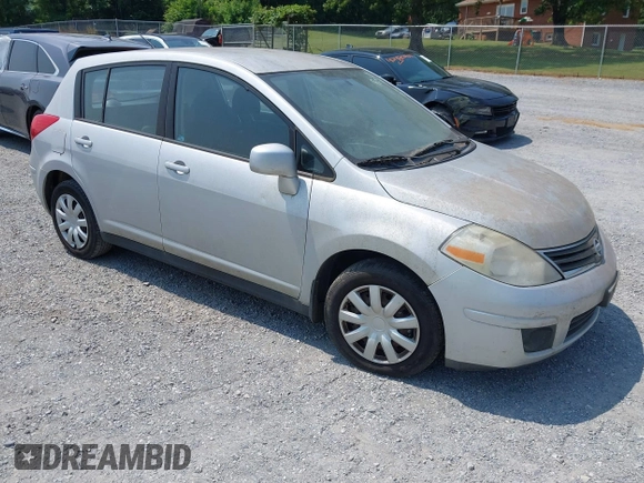 2010 Nissan Versa S z VIN 3N1BC1CP4AL427705, wystawiony jako IAAI lot #42469286 z przebiegiem 162 857 mil mil oraz . Historia ofert i sprzedaży dostępna na DreamBid. Obrazek 1.