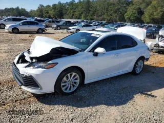 2024 Toyota Camry LE z VIN 4T1R11AK9RU238585, wystawiony jako Copart lot #46125475 z przebiegiem 21 495 mil mil oraz Szkoda całkowita • Salvage title. Historia ofert i sprzedaży dostępna na DreamBid. Obrazek 1.