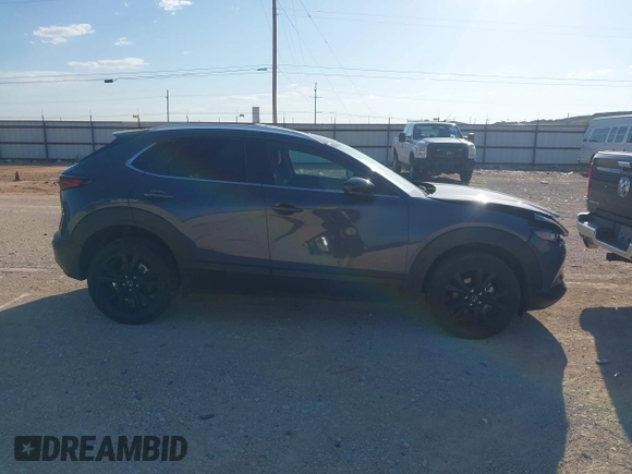2025 Mazda CX-30 S Carbon Edition z VIN 3MVDMBCMXSM790941, wystawiony jako IAAI lot #42514372 z przebiegiem 17 235 mil mil oraz . Historia ofert i sprzedaży dostępna na DreamBid. Obrazek 13.