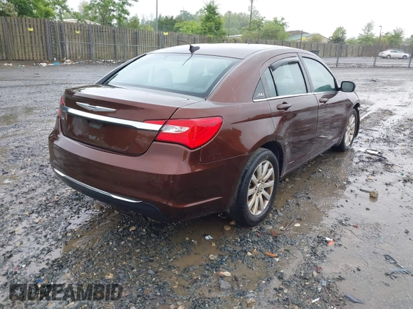 2013 Chrysler 200 Touring z VIN 1C3CCBBG1DN569415, wystawiony jako IAAI lot #42212670 z przebiegiem 125 959 mil mil oraz . Historia ofert i sprzedaży dostępna na DreamBid. Obrazek 4.