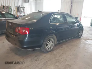 2006 Volkswagen Jetta 1.9L TDI z VIN 3VWDT71K26M624953, wystawiony jako IAAI lot #42420386 z przebiegiem 161 686 mil mil oraz . Historia ofert i sprzedaży dostępna na DreamBid. Obrazek 4.