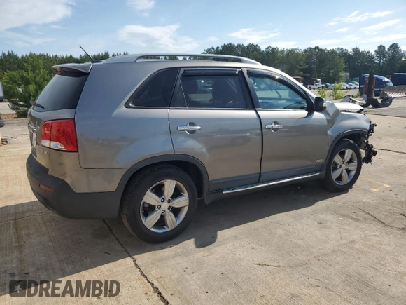 2013 Kia Sorento EX с VIN 5XYKUDA22DG365462, выставлен на аукционе Copart как лот 56941515 с пробегом 177 440 миль миль и Списание • Salvage title. История ставок и продаж доступна на DreamBid. Изображение 3.
