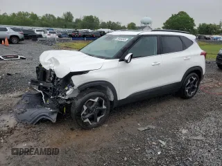 2024 Kia Seltos EX z VIN KNDERCAA9R7496800, wystawiony jako Copart lot #55464905 z przebiegiem 26 750 mil mil oraz Szkoda całkowita • Salvage title. Historia ofert i sprzedaży dostępna na DreamBid. Obrazek 1.