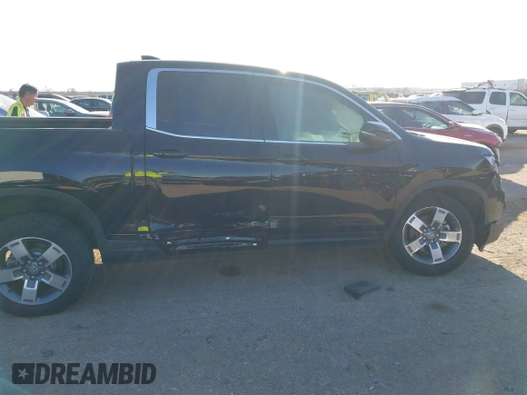 2025 Honda Ridgeline RTL z VIN 5FPYK3F57SB001319, wystawiony jako IAAI lot #41765594 z przebiegiem 1 358 mil mil oraz . Historia ofert i sprzedaży dostępna na DreamBid. Obrazek 5.
