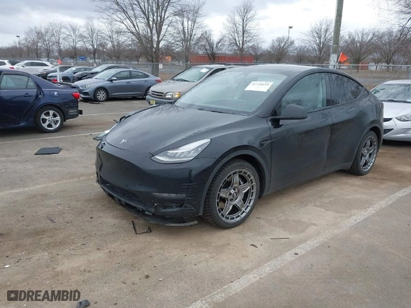 2020 Tesla Model Y Long Range with VIN 5YJYGDEE4LF033826, listed as a IAAI auction lot 41734119 with 131,507 mi miles. Bid and sale history available at carsss.com. Image 2.