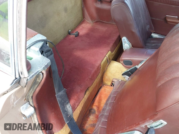 1983 Mercedes-Benz 380 SL z VIN WDBBA45A1DB020815, wystawiony jako IAAI lot #42548157 z przebiegiem 104 615 mil mil oraz . Historia ofert i sprzedaży dostępna na DreamBid. Obrazek 8.