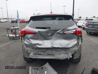 2023 Buick Encore GX Select z VIN KL4MMDSL8PB163721, wystawiony jako IAAI lot #42097734 z przebiegiem 22 896 mil mil oraz . Historia ofert i sprzedaży dostępna na DreamBid. Obrazek 6.