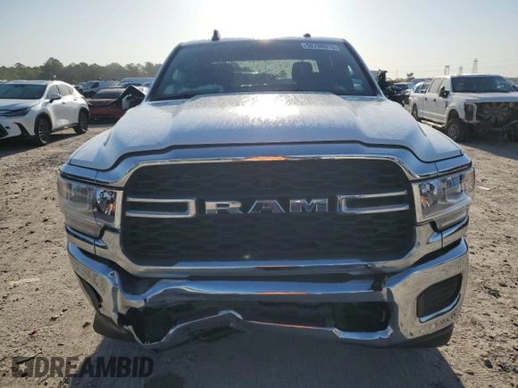 2023 Ram 2500 Tradesman z VIN 3C6UR5CJ9PG518386, wystawiony jako Copart lot #52700975 z przebiegiem 17 637 mil mil oraz Szkoda całkowita • Salvage title. Historia ofert i sprzedaży dostępna na DreamBid. Obrazek 5.