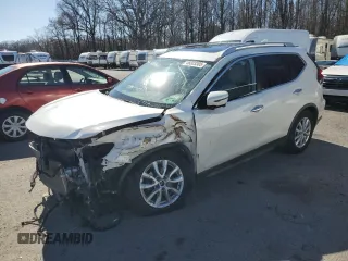 2018 Nissan Rogue SV z VIN JN8AT2MV9JW321017, wystawiony jako Copart lot #48323305 z przebiegiem Nie podano mil oraz Szkoda całkowita • Salvage title. Historia ofert i sprzedaży dostępna na DreamBid. Obrazek 1.